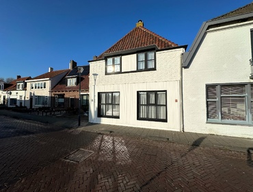 Modest facade with ample space and potential Modest facade with ample space and potential
