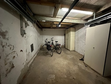 Modest facade with ample space and potential Modest facade with ample space and potential
