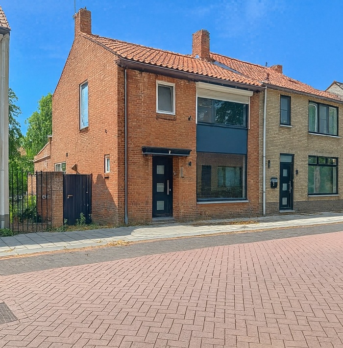 gerenoveerdehalfvrijstaandewoningmetroyaletuinendubbelegarage.002.jpg