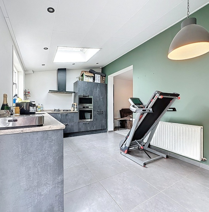 gerenoveerdehalfvrijstaandewoningmetroyaletuinendubbelegarage.019.jpg