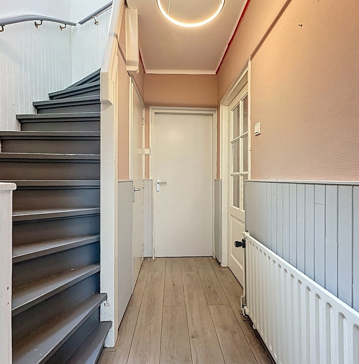 gerenoveerdehalfvrijstaandewoningmetroyaletuinendubbelegarage.024.jpg