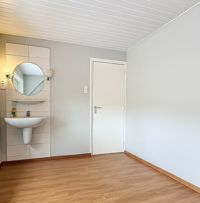gerenoveerdehalfvrijstaandewoningmetroyaletuinendubbelegarage.029.jpg