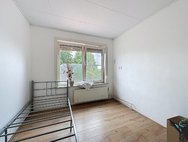 Gerenoveerde half vrijstaande woning met royale tuin en dubbele garage. Gerenoveerde half vrijstaande woning met royale tuin en dubbele garage.