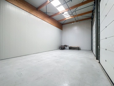 Hangar d'entreprise pratique avec double porte à louer Hangar d'entreprise pratique avec double porte à louer