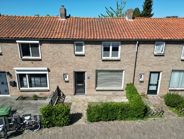 Tussenwoning met serre, 3 slaapkamers en zonnige tuin